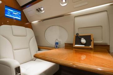Table with iPad and Bose noise canceling headset in the Gulfstream GIV-SP 