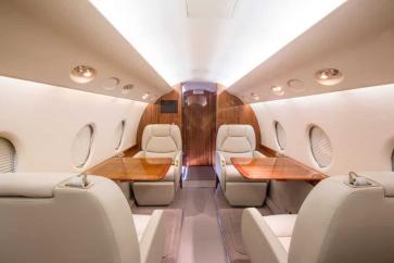 Seating with fold-out tables in Gulfstream G200 jet